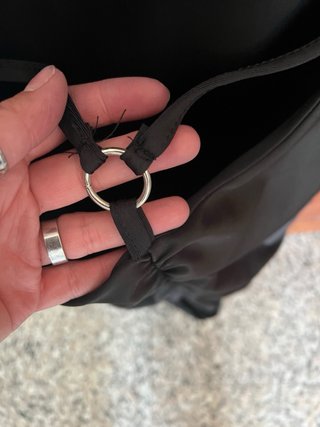 Abito nero con spalline sottili