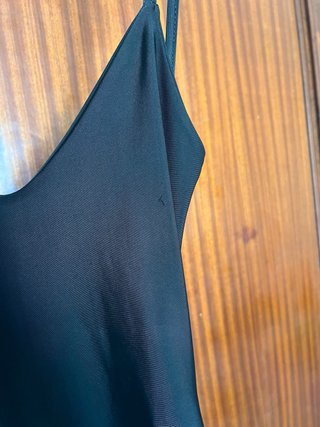 Abito nero con spalline sottili