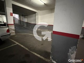 Garaje en venta en Les Planes en Hospitalet de Llobregat, L´