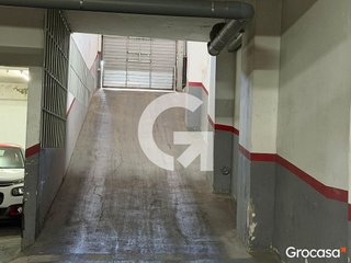 Garaje en venta en Les Planes en Hospitalet de Llobregat, L´
