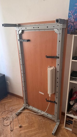 Scrivania grande da ufficio con prese integrate