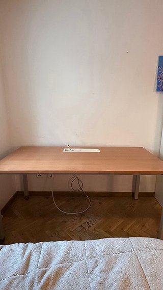 Scrivania grande da ufficio con prese integrate