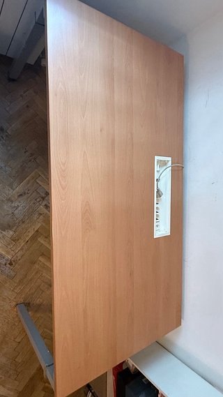 Scrivania grande da ufficio con prese integrate