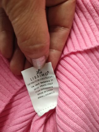 Jersey rosa canalé con botones dorados