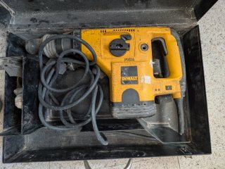 3 maquinas , makita, Dewalt y uponor de prensar