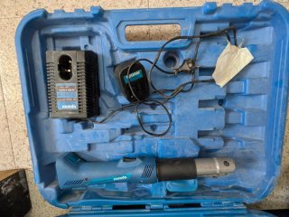 3 maquinas , makita, Dewalt y uponor de prensar