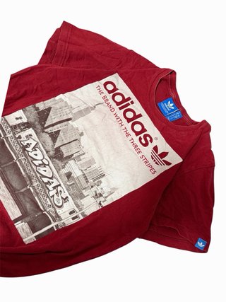 Maglietta Adidas Rossa con Stampa Urbana Taglia S Vintage