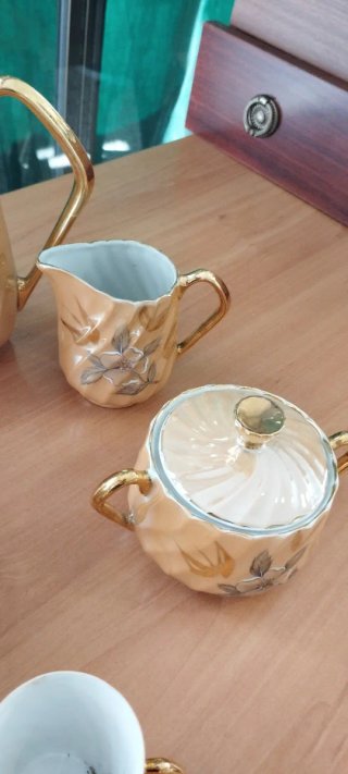 Juego de café porcelana y metal dorado