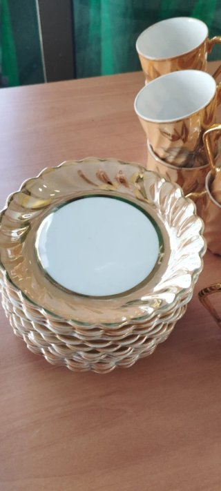 Juego de café porcelana y metal dorado
