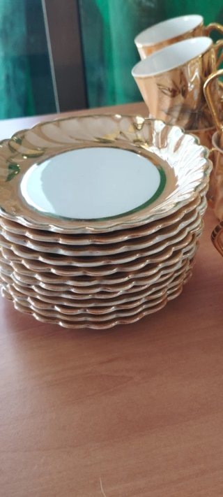 Juego de café porcelana y metal dorado