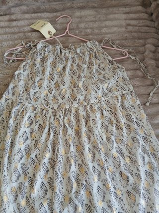 Vestido de verano beige y dorado