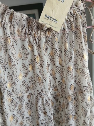 Vestido de verano beige y dorado