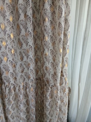 Vestido de verano beige y dorado