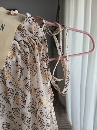 Vestido de verano beige y dorado