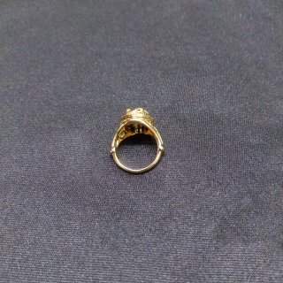 Anillo Dorado con Piedra Negra