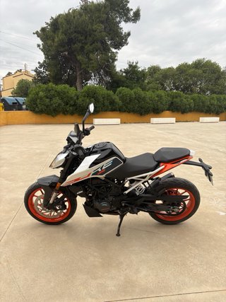 KTM Duke 125 white - Julio 2023