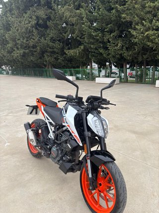 KTM Duke 125 white - Julio 2023