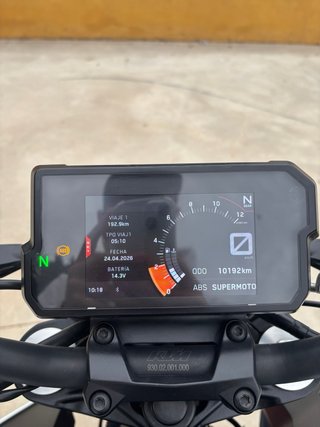 KTM Duke 125 white - Julio 2023