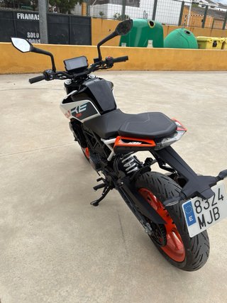 KTM Duke 125 white - Julio 2023