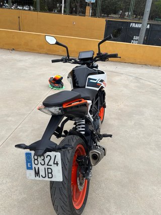 KTM Duke 125 white - Julio 2023
