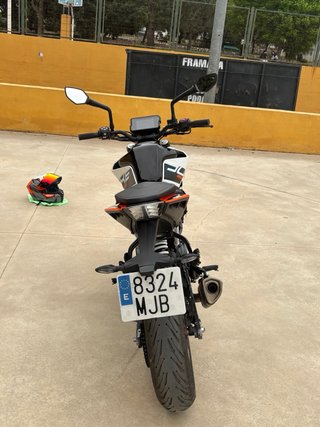 KTM Duke 125 white - Julio 2023