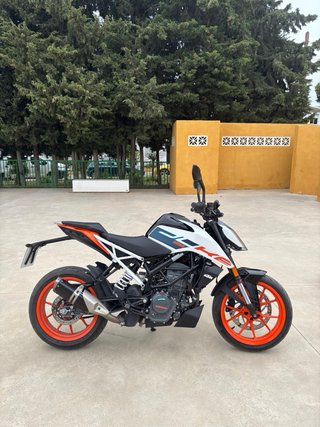 KTM Duke 125 white - Julio 2023