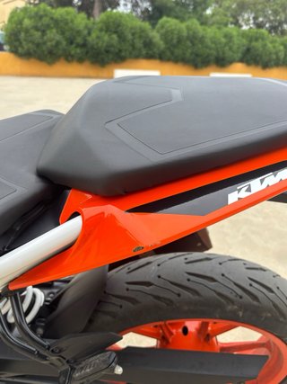 KTM Duke 125 white - Julio 2023