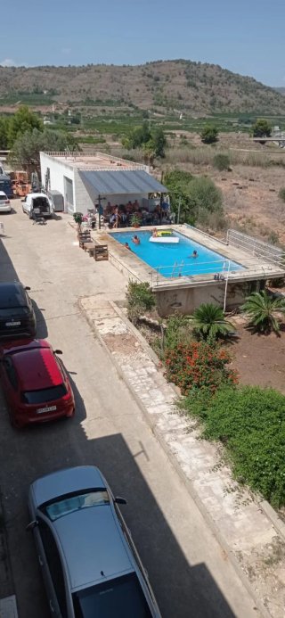 Casa con parcela, nave, almacén, piscina, etc