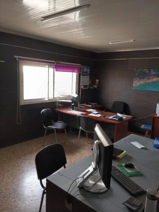 Casa con parcela, nave, almacén, piscina, etc