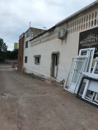 Casa con parcela, nave, almacén, piscina, etc