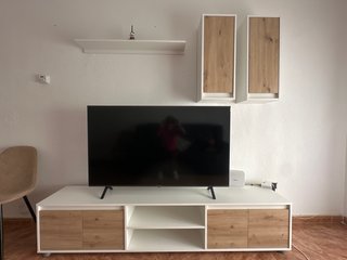 Mueble de salón blanco y madera
