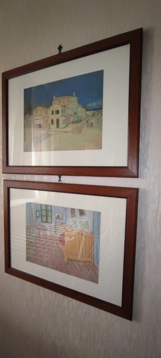 Cornici con quadri 10 euro a pezzo.