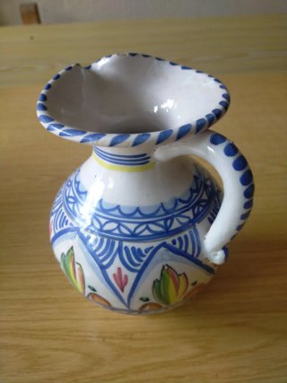 Jarrón de cerámica pintado a mano
