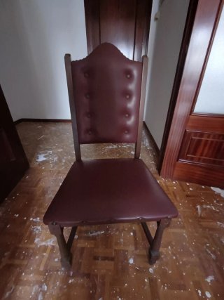 4 Sillas de madera y cuero para restaurar