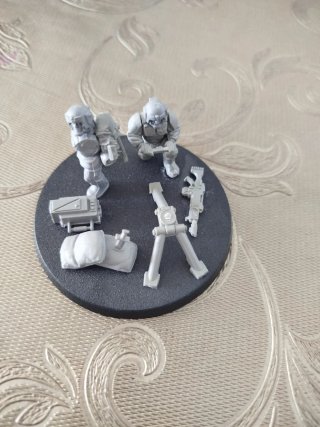 Peana con figuras Warhammer 1