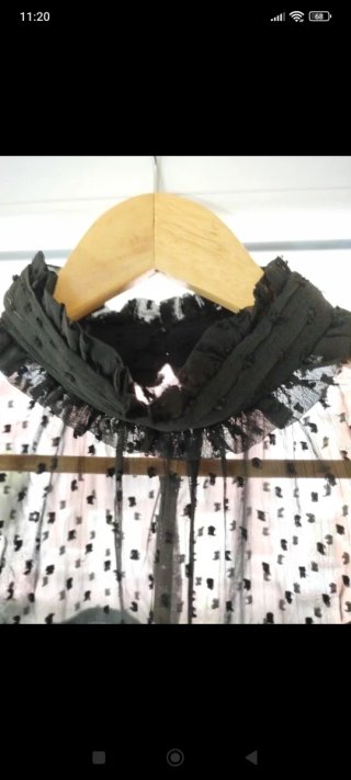 Blusa negra semitransparente