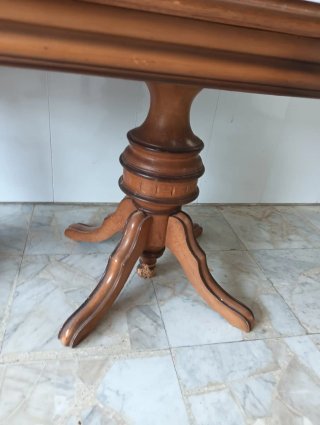 Mesa de cocina ovalada con sobre de piedra
