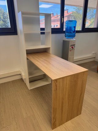 Escritorio con estantería integrada