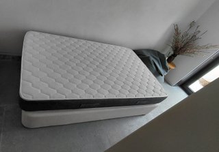Cama y colchón 120 con base tapizada.