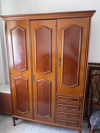 Ropero de madera con 3 puertas