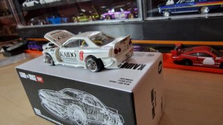 Mini GT Kaido House Nissan Skyline GT-R R34