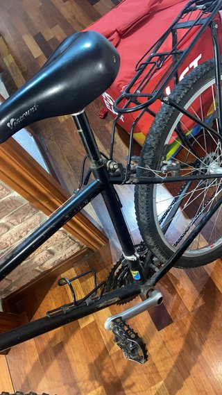 Bicicleta Montaña Negra con velocidades
