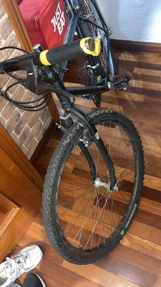 Bicicleta Montaña Negra con velocidades
