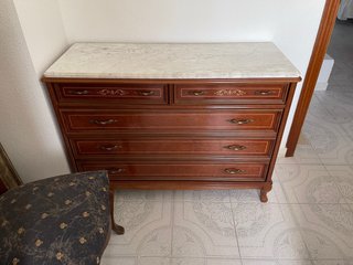 Aparador de madera con tapa de mármol