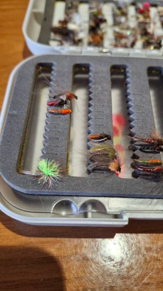 Caja con 100 moscas de pesca