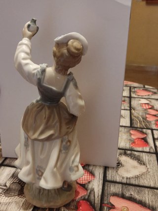 Figura Lladro porcelana niña con pájaro