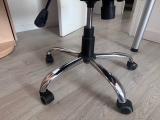 Silla de oficina ergonómica azul y negra