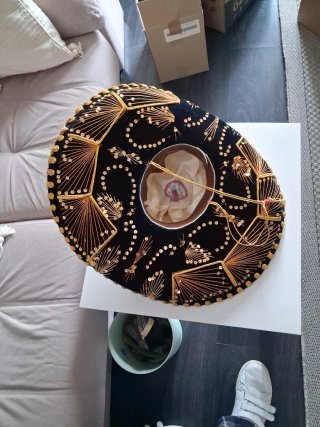 Auténtico sombrero mexicano negro y dorado