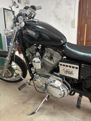 Harley Davidson 883 Negra