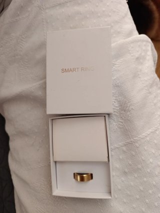 Este dispositivo es un anillo inteligente.